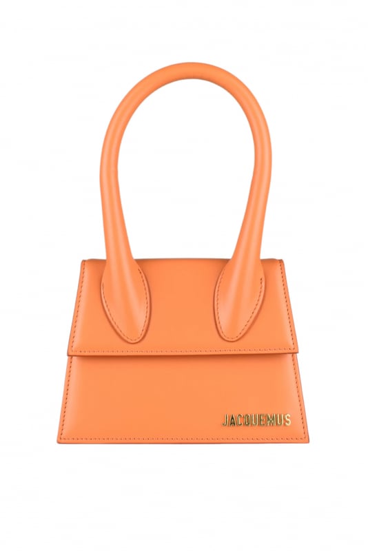 Bolso Jacquemus Le Chiquito moyen en piel naranja.Logotipo de Jacquemus dorado en la parte delantera.Cierre de solapa magnética.Un bolsillo interior.Bandolera desmontable.Dimensiones: 18 x 13,5 cm.100% cuero.Made in Italy.