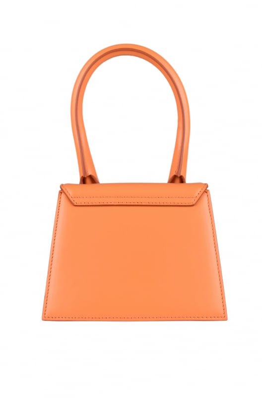 Bolso Jacquemus Le Chiquito moyen en piel naranja.Logotipo de Jacquemus dorado en la parte delantera.Cierre de solapa magnética.Un bolsillo interior.Bandolera desmontable.Dimensiones: 18 x 13,5 cm.100% cuero.Made in Italy.