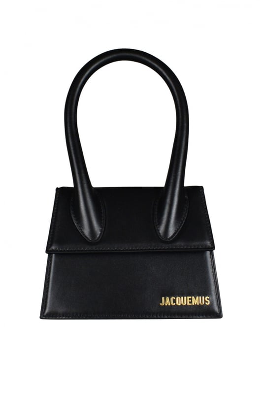 Bolso Jacquemus Le Chiquito moyen en piel negra.Logotipo de Jacquemus dorado en la parte delantera.Cierre de solapa magnética.Un bolsillo interior.Bandolera desmontable.Dimensiones: 18 x 13,5 cm.100% cuero.Made in Italy.