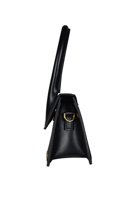 Bolso Jacquemus Le Chiquito moyen en piel negra.Logotipo de Jacquemus dorado en la parte delantera.Cierre de solapa magnética.Un bolsillo interior.Bandolera desmontable.Dimensiones: 18 x 13,5 cm.100% cuero.Made in Italy.