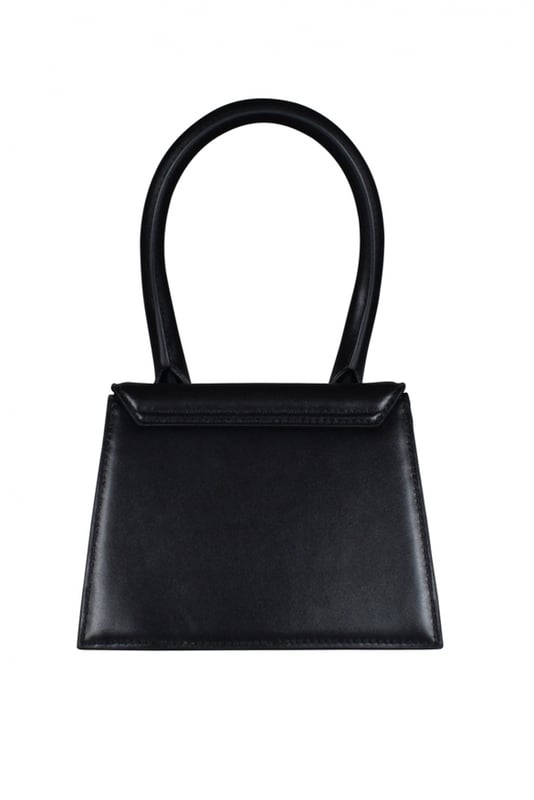 Bolso Jacquemus Le Chiquito moyen en piel negra.Logotipo de Jacquemus dorado en la parte delantera.Cierre de solapa magnética.Un bolsillo interior.Bandolera desmontable.Dimensiones: 18 x 13,5 cm.100% cuero.Made in Italy.
