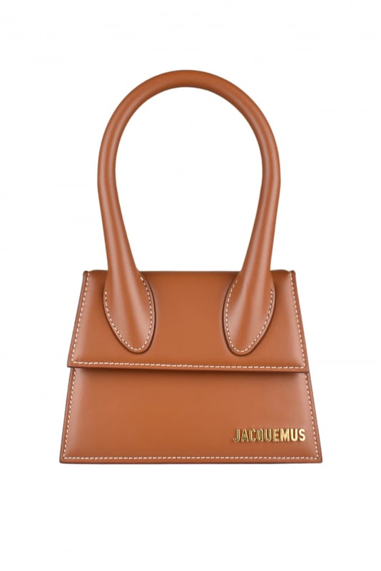 Bolso Jacquemus Le Chiquito moyen en piel marrón claro.Logotipo de Jacquemus dorado en la parte delantera.Cierre de solapa magnética.Un bolsillo interior.Bandolera desmontable.Dimensiones: 18 x 13,5 cm.100% cuero.Made in Italy.