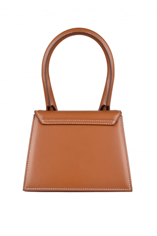 Bolso Jacquemus Le Chiquito moyen en piel marrón claro.Logotipo de Jacquemus dorado en la parte delantera.Cierre de solapa magnética.Un bolsillo interior.Bandolera desmontable.Dimensiones: 18 x 13,5 cm.100% cuero.Made in Italy.