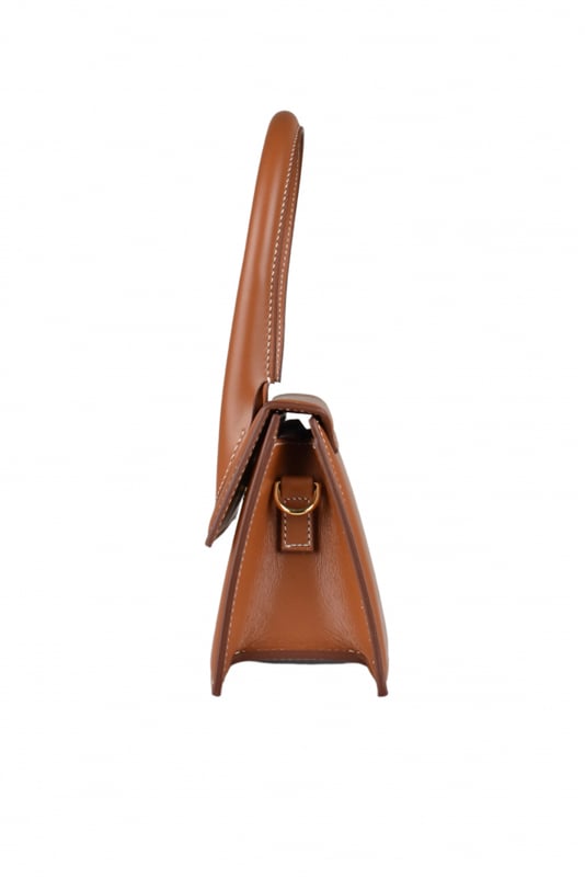 Bolso Jacquemus Le Chiquito moyen en piel marrón claro.Logotipo de Jacquemus dorado en la parte delantera.Cierre de solapa magnética.Un bolsillo interior.Bandolera desmontable.Dimensiones: 18 x 13,5 cm.100% cuero.Made in Italy.