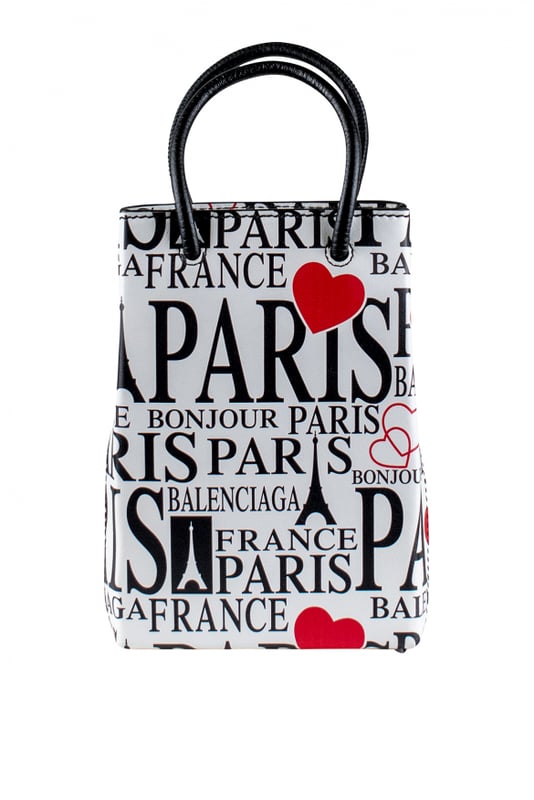 Bolso Balenciaga Shopping North South XS.Piel blanca.Estampados turísticos  Bonjour Paris  en rojo y negro.Dos asas negras.Logotipo en el interior.Cierre a presión plateado.Dimensiones: alto: 18 cm x ancho: 13 cm x fondo: 5 cm. Made in Italy.