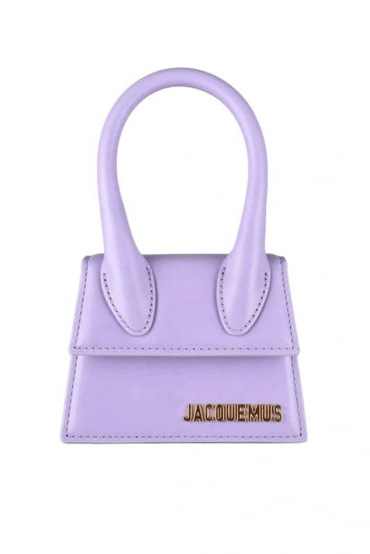 Jacquemus Le Chiquito lila minitasje.Van glad leer.Gouden Jacquemus-logo op de voorkant.Versterkt handvat.Magnetische klepsluiting.Binnenzak.Afneembare verstelbare schouderband.Afmetingen: 12 x 9 cm.Made in Italy.
