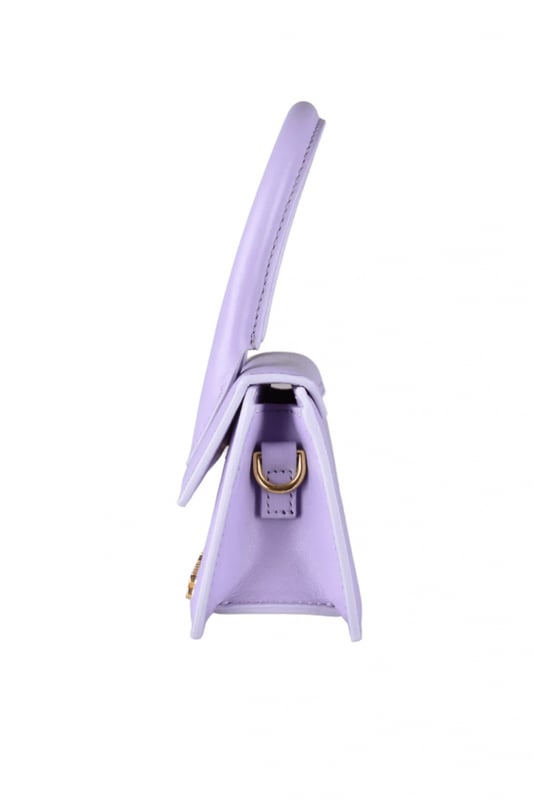 Jacquemus Le Chiquito lila minitasje.Van glad leer.Gouden Jacquemus-logo op de voorkant.Versterkt handvat.Magnetische klepsluiting.Binnenzak.Afneembare verstelbare schouderband.Afmetingen: 12 x 9 cm.Made in Italy.
