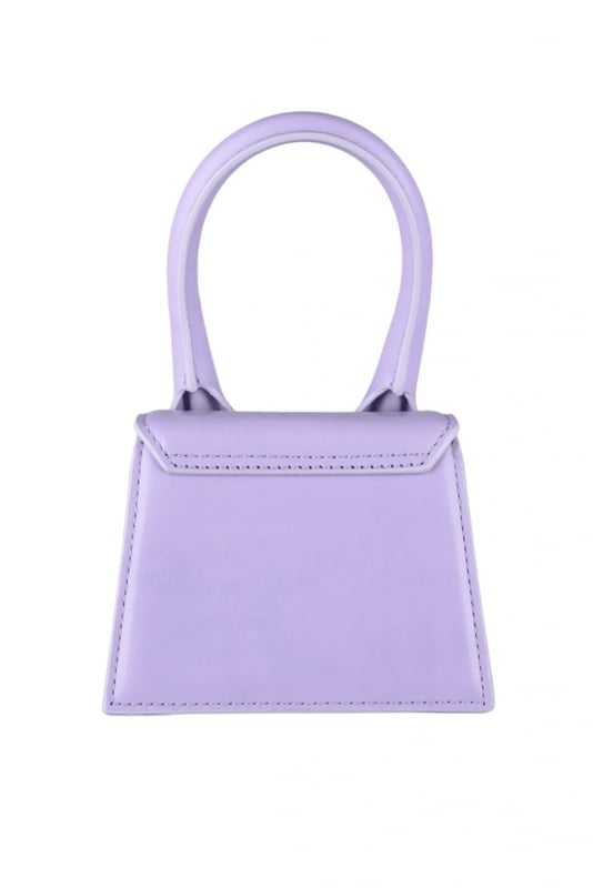 Jacquemus Le Chiquito lila minitasje.Van glad leer.Gouden Jacquemus-logo op de voorkant.Versterkt handvat.Magnetische klepsluiting.Binnenzak.Afneembare verstelbare schouderband.Afmetingen: 12 x 9 cm.Made in Italy.