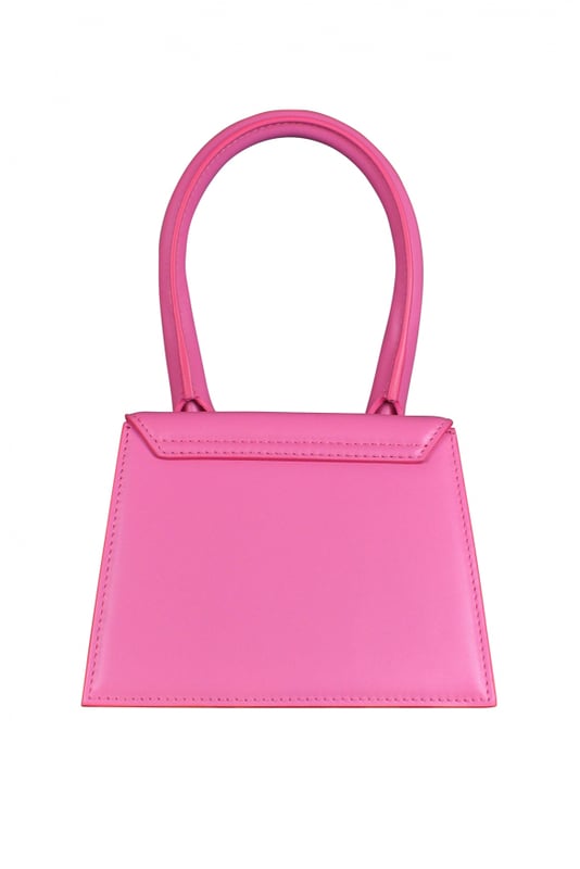 Bolso Jacquemus Le Chiquito moyen en piel rosa.Logotipo de Jacquemus dorado en la parte delantera.Cierre de solapa magnética.Un bolsillo interior.Bandolera desmontable.Dimensiones: 18 x 13,5 cm.100% cuero.Made in Italy.