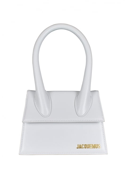Bolso Jacquemus Le Chiquito moyen en piel blanco.Logotipo de Jacquemus dorado en la parte delantera.Cierre de solapa magnética.Un bolsillo interior.Bandolera desmontable.Dimensiones: 18 x 13,5 cm.100% cuero.Made in Italy.
