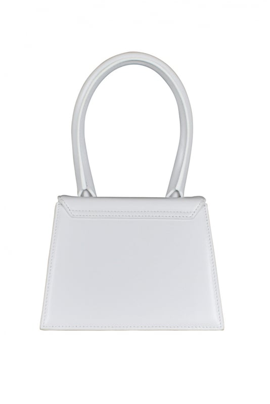 Bolso Jacquemus Le Chiquito moyen en piel blanco.Logotipo de Jacquemus dorado en la parte delantera.Cierre de solapa magnética.Un bolsillo interior.Bandolera desmontable.Dimensiones: 18 x 13,5 cm.100% cuero.Made in Italy.
