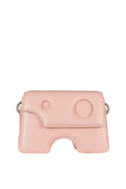Bolso de hombro de Off-White en piel de becerro lisa.Modelo Burrow 22 en rosa claro.Recortes icónicos por todas partes.Correa de cuero ajustable con hebilla.Logotipo en relieve en la parte trasera.Solapa con cierre magnético.Ranuras interiores para tarjetas.Forro de cuero negro pulido.Acabado en plata.Dimensiones: largo 25 cm x alto 16 cm x ancho 9 cm.Made in Italy.