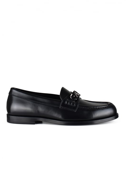 Mocasines negro Valentino.En piel lisa.Cadena gris antracita en la parte superior con logotipo.Punta redonda.Suela negra.Made in Italy.
