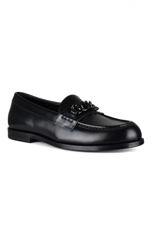 Mocasines negro Valentino.En piel lisa.Cadena gris antracita en la parte superior con logotipo.Punta redonda.Suela negra.Made in Italy.