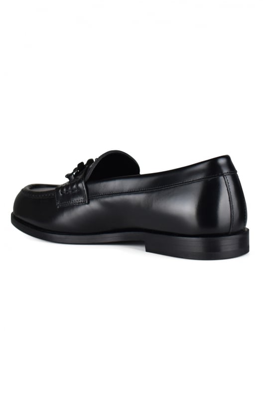 Mocasines negro Valentino.En piel lisa.Cadena gris antracita en la parte superior con logotipo.Punta redonda.Suela negra.Made in Italy.
