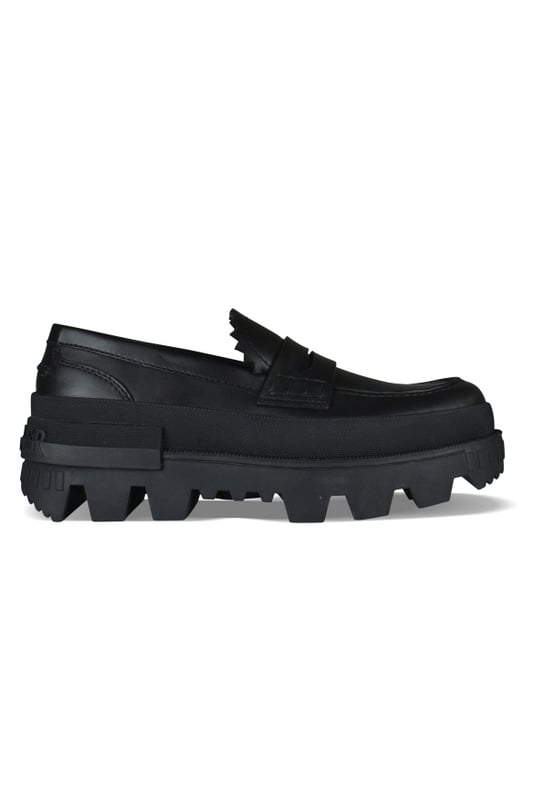 Mocasines Moncler Maxence en piel negra.Modelo deslizante.Lengüeta con acabado entallado.Talón con letras de goma de Moncler.Suela con muescas y logotipo de goma.Grosor de la suela: 6,8 cm.100% cuero.Made in Italy.