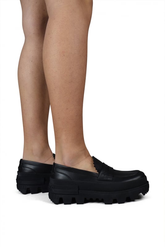 Mocasines Moncler Maxence en piel negra.Modelo deslizante.Lengüeta con acabado entallado.Talón con letras de goma de Moncler.Suela con muescas y logotipo de goma.Grosor de la suela: 6,8 cm.100% cuero.Made in Italy.
