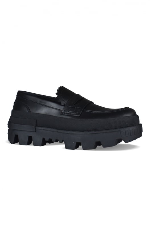 Mocasines Moncler Maxence en piel negra.Modelo deslizante.Lengüeta con acabado entallado.Talón con letras de goma de Moncler.Suela con muescas y logotipo de goma.Grosor de la suela: 6,8 cm.100% cuero.Made in Italy.