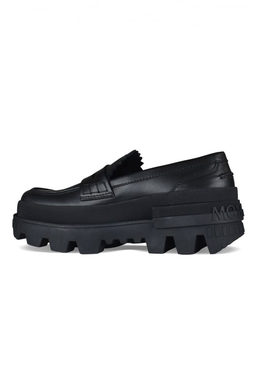 Mocasines Moncler Maxence en piel negra.Modelo deslizante.Lengüeta con acabado entallado.Talón con letras de goma de Moncler.Suela con muescas y logotipo de goma.Grosor de la suela: 6,8 cm.100% cuero.Made in Italy.