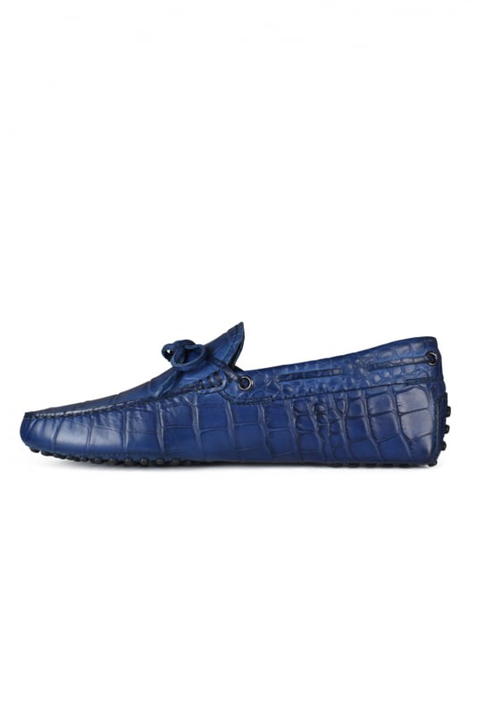 Mocasines Tod's de piel azul efecto cocodrilo.Cordones atados en la parte delantera.Suela de goma con tacos.Made in Italy.