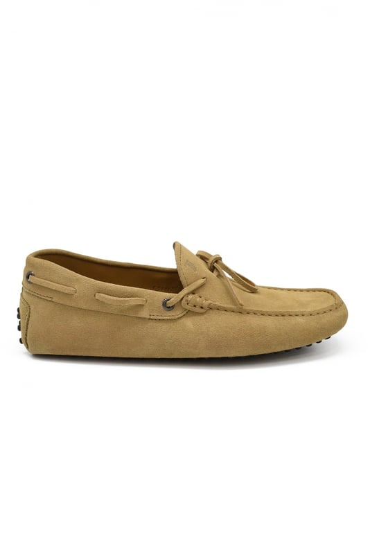 Tod's Mokassins aus beigem Wildleder.Schnürsenkel vorne gebunden.Gummisohle mit Nieten.Made in Italy.