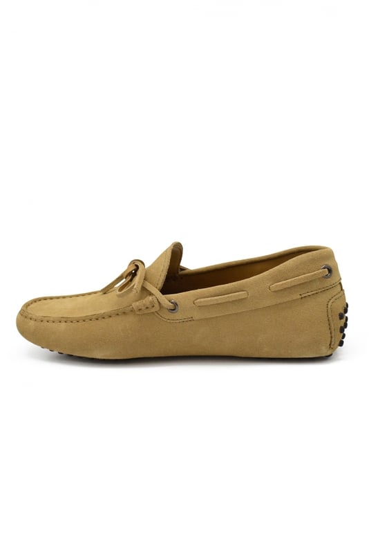 Tod's Mokassins aus beigem Wildleder.Schnürsenkel vorne gebunden.Gummisohle mit Nieten.Made in Italy.