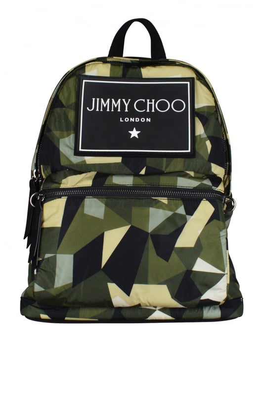 Wilmer Jimmy Choo ryggsäck i kamouflagetryckt grön nylon.Etikett med logga på framsidan.Väskans botten i svart kalvläder.Svarta justerbara remmar.En stor och en liten ficka inuti.Mått: djup 14 cm x höjd 4 cm x höjd 4 cm / 4 cm Italien.