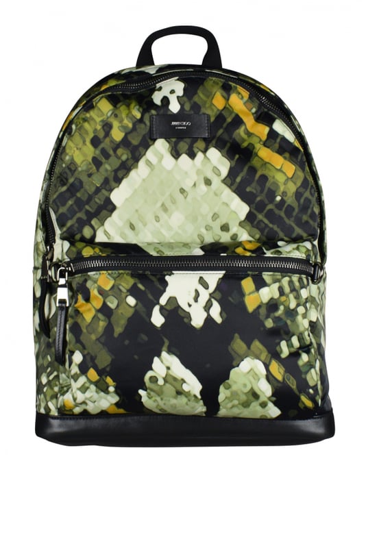 Jimmy Choo ryggsäck i grönt mönstrat tyg.Läderetikett med logga på framsidan.Väskans botten i svart kalvskinn.Justerbara svarta remmar.Mått: djup 14 cm x höjd 44 cm x bredd 33 cm.Tillverkad i Italien.