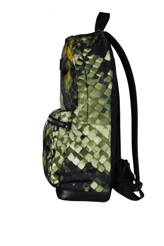 Jimmy Choo ryggsäck i grönt mönstrat tyg.Läderetikett med logga på framsidan.Väskans botten i svart kalvskinn.Justerbara svarta remmar.Mått: djup 14 cm x höjd 44 cm x bredd 33 cm.Tillverkad i Italien.