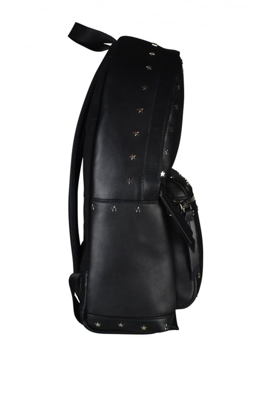 Mochila Wilmer Jimmy Choo en piel negra.Logotipo de Jimmy Choo en relieve en la parte delantera.Estrellas metálicas alrededor de la bolsa.Gran bolsillo con cremallera en la parte delantera.Correas negras ajustables.Dimensiones: profundidad 12 cm x altura 43 cm x anchura 31 cm.Made in Italy.
