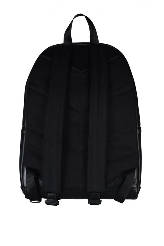 Mochila Wilmer Jimmy Choo en piel negra.Logotipo de Jimmy Choo en relieve en la parte delantera.Estrellas metálicas alrededor de la bolsa.Gran bolsillo con cremallera en la parte delantera.Correas negras ajustables.Dimensiones: profundidad 12 cm x altura 43 cm x anchura 31 cm.Made in Italy.