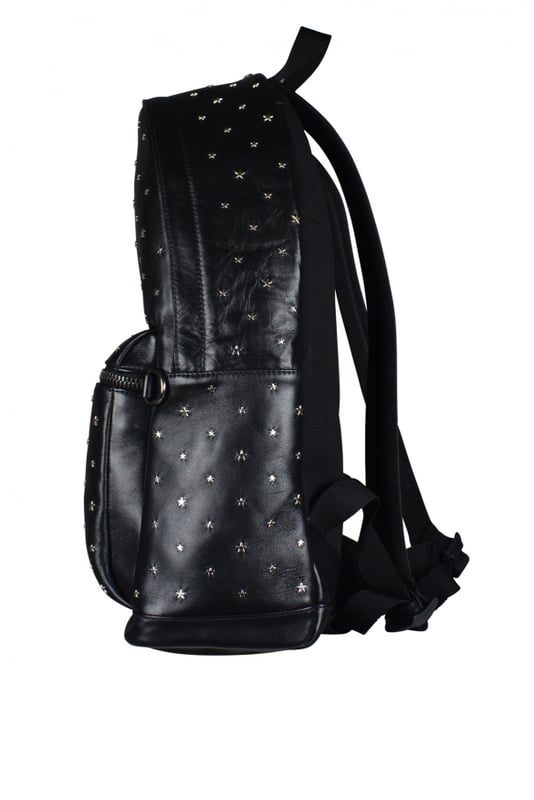 Mochila Wilmer Jimmy Choo en piel negra.Estrellas con tachuelas en la parte delantera del bolso.Correas negras ajustables.Dimensiones: profundidad 12 cm x altura 43 cm x anchura 31 cm.Made in Italy.