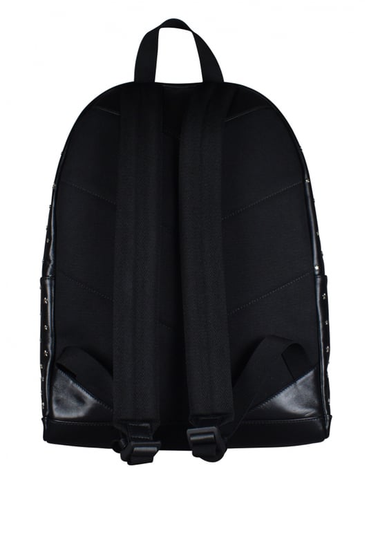 Mochila Wilmer Jimmy Choo en piel negra.Estrellas con tachuelas en la parte delantera del bolso.Correas negras ajustables.Dimensiones: profundidad 12 cm x altura 43 cm x anchura 31 cm.Made in Italy.