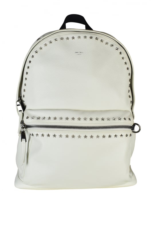 Jimmy Choo-ryggsäck i krämvitt läder.Silver Jimmy Choo-logga på framsidan. Metalliska stjärnor runt om väskan.Stor ficka med dragkedja på framsidan. Svarta justerbara remmar.Mått: djup 12 cm x höjd 43 cm x bredd 31 cm.Tillverkad i Italien.