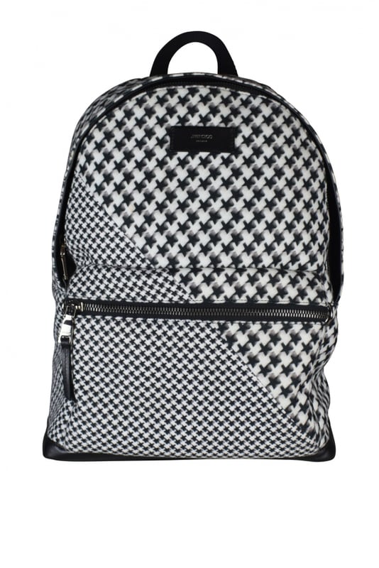 Mochila Wilmer Jimmy Choo de lona con estampado de pata de gallo blanco y negro.Etiqueta con logotipo en la parte delantera.Bolsillo delantero con cierre de cremallera.Fondo de piel de ternera negra.Correas negras ajustables.Un bolsillo grande y otro pequeño en el interior.Dimensiones: profundidad 14 cm x altura 44 cm x anchura 33 cm.Made in Italy.