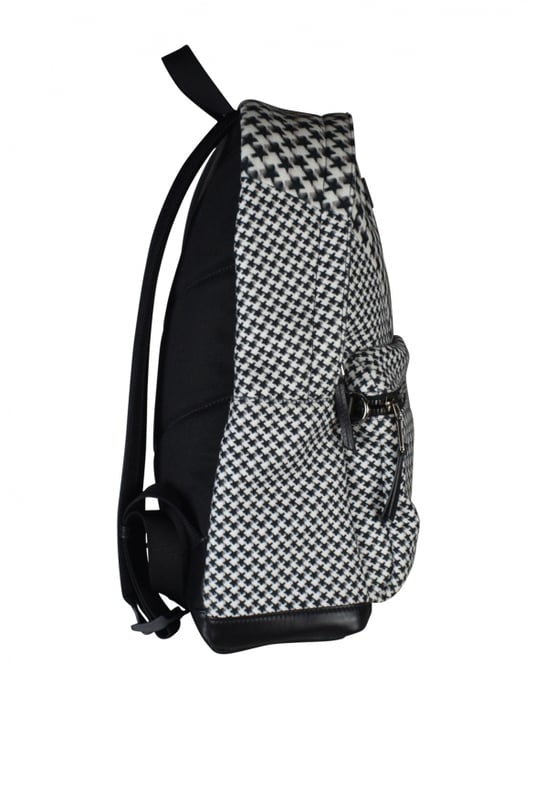 Mochila Wilmer Jimmy Choo de lona con estampado de pata de gallo blanco y negro.Etiqueta con logotipo en la parte delantera.Bolsillo delantero con cierre de cremallera.Fondo de piel de ternera negra.Correas negras ajustables.Un bolsillo grande y otro pequeño en el interior.Dimensiones: profundidad 14 cm x altura 44 cm x anchura 33 cm.Made in Italy.