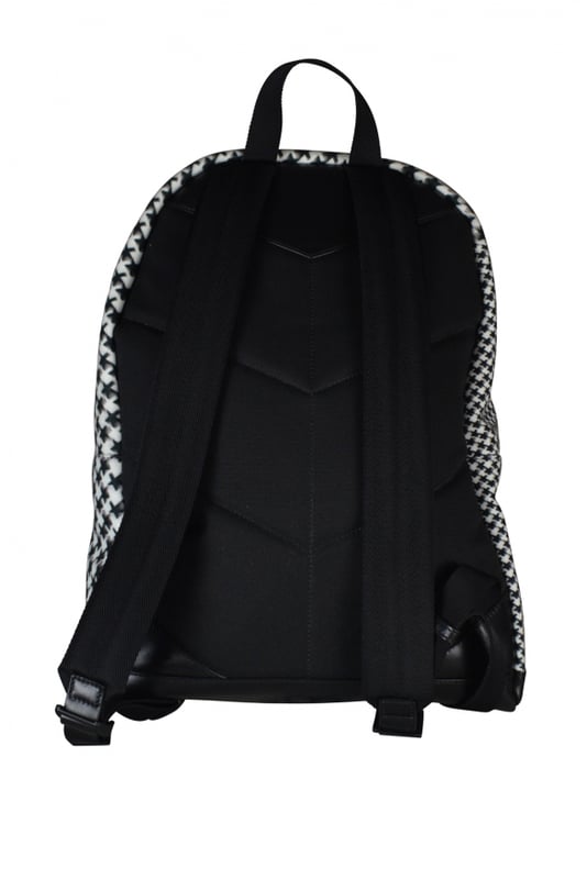 Mochila Wilmer Jimmy Choo de lona con estampado de pata de gallo blanco y negro.Etiqueta con logotipo en la parte delantera.Bolsillo delantero con cierre de cremallera.Fondo de piel de ternera negra.Correas negras ajustables.Un bolsillo grande y otro pequeño en el interior.Dimensiones: profundidad 14 cm x altura 44 cm x anchura 33 cm.Made in Italy.