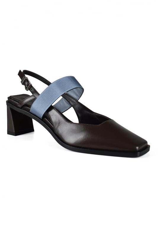 Slingback Kidskin en piel marrón chocolate de Anest Collective.Correa azul claro de grosgrain con textura en contraste.Punta cuadrada.Tacón escultural.Correa fina ajustable al tobillo.Made in Italy.