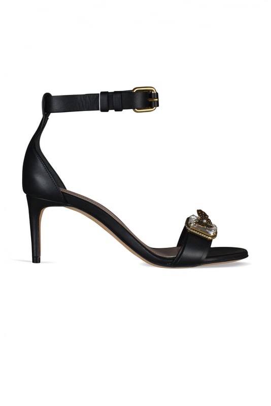 Sandalias Alexander McQueen.Cuero negro.Correa frontal con adornos de oro.Correa con hebilla en el tobillo.Acabados en tono dorado.Puntera redondeada.Altura del tacón 6 cm.Made in Italy.