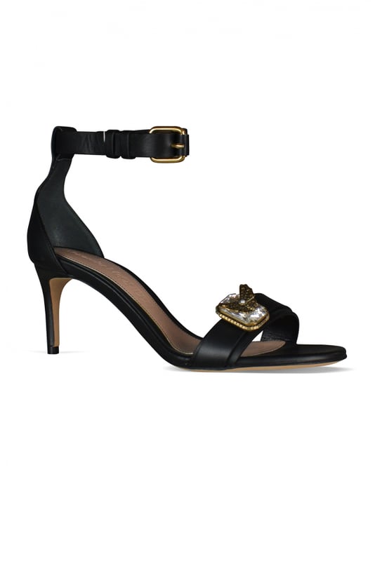 Sandalias Alexander McQueen.Cuero negro.Correa frontal con adornos de oro.Correa con hebilla en el tobillo.Acabados en tono dorado.Puntera redondeada.Altura del tacón 6 cm.Made in Italy.