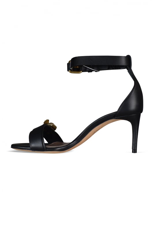 Sandalias Alexander McQueen.Cuero negro.Correa frontal con adornos de oro.Correa con hebilla en el tobillo.Acabados en tono dorado.Puntera redondeada.Altura del tacón 6 cm.Made in Italy.