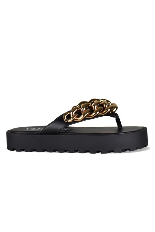 Sandalias Versace de piel negra.Adornadas con una cadena dorada en la tira.Tira en la lengüeta.Suela gruesa de 3 cm.Made in Italy.
