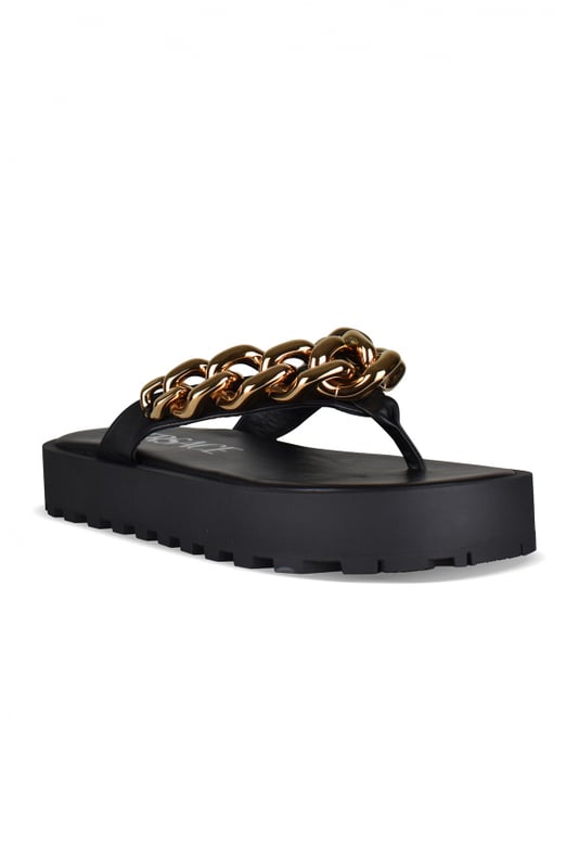 Sandalias Versace de piel negra.Adornadas con una cadena dorada en la tira.Tira en la lengüeta.Suela gruesa de 3 cm.Made in Italy.