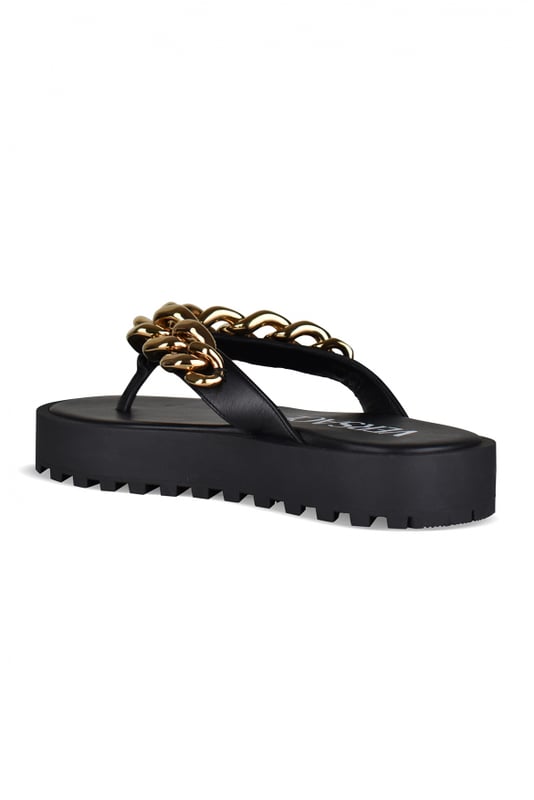 Sandalias Versace de piel negra.Adornadas con una cadena dorada en la tira.Tira en la lengüeta.Suela gruesa de 3 cm.Made in Italy.