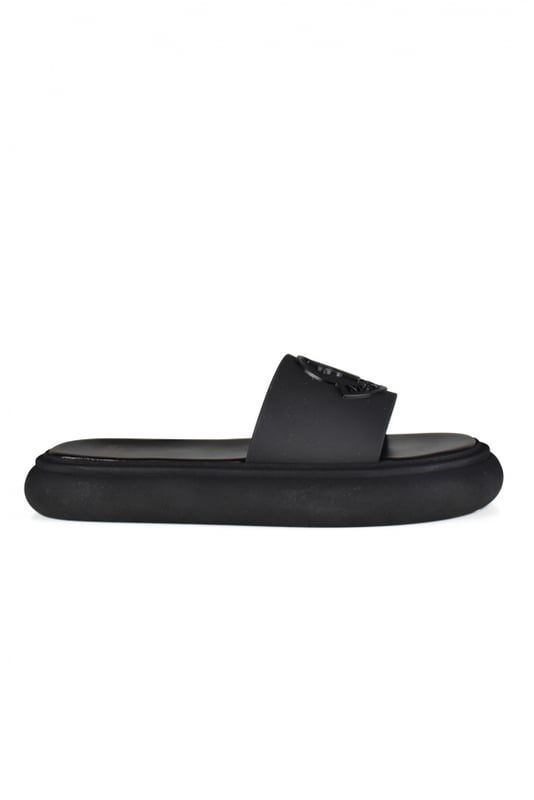 Slyder Moncler Slippers.Zwarte kleur.3D Moncler-logo op de voorkant.Dikke rubberen zool.Gemaakt in Italië.