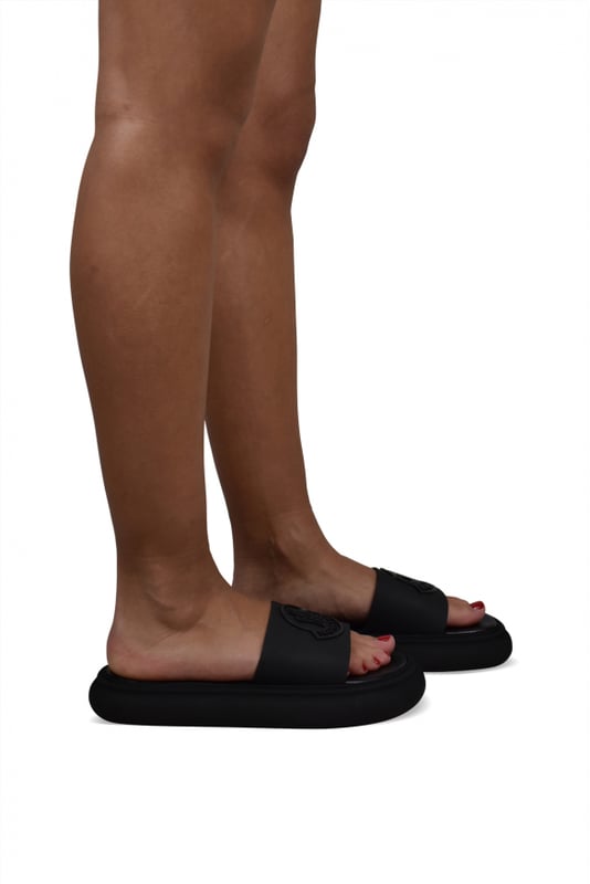 Slyder Moncler Slippers.Zwarte kleur.3D Moncler-logo op de voorkant.Dikke rubberen zool.Gemaakt in Italië.
