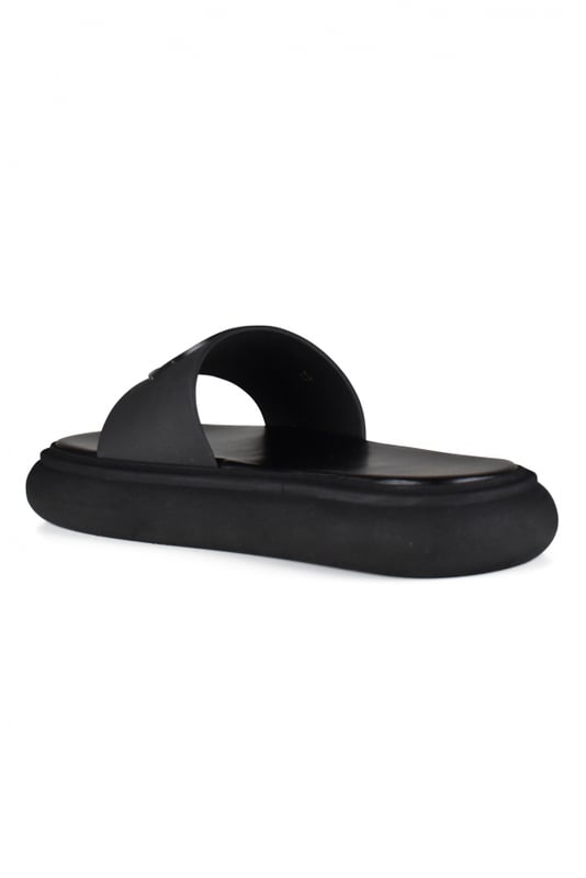 Slyder Moncler Slippers.Zwarte kleur.3D Moncler-logo op de voorkant.Dikke rubberen zool.Gemaakt in Italië.