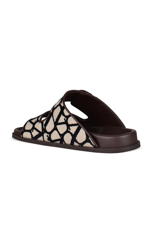 Sandalias Valentino de piel marrón.Lona iconográfica beige con logo monograma negro.Ribete marrón con logotipo V de la firma.Cierre de velcro delantero.Suela de goma.Made in Italy.