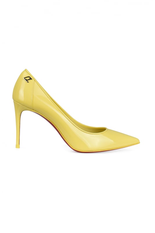 Sporty Kate 85 Pumps von Christian Louboutin.Aus hellgelb Lackleder. CL -Aufnäher auf der Rückseite.Spitz zulaufende Spitze.8,5 cm hoher Pfennigabsatz.Made in Italy.