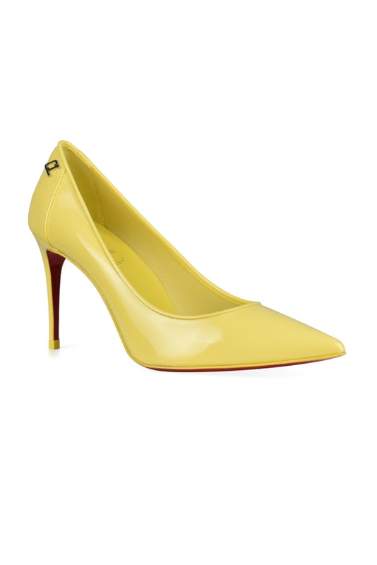 Sporty Kate 85 Pumps von Christian Louboutin.Aus hellgelb Lackleder. CL -Aufnäher auf der Rückseite.Spitz zulaufende Spitze.8,5 cm hoher Pfennigabsatz.Made in Italy.